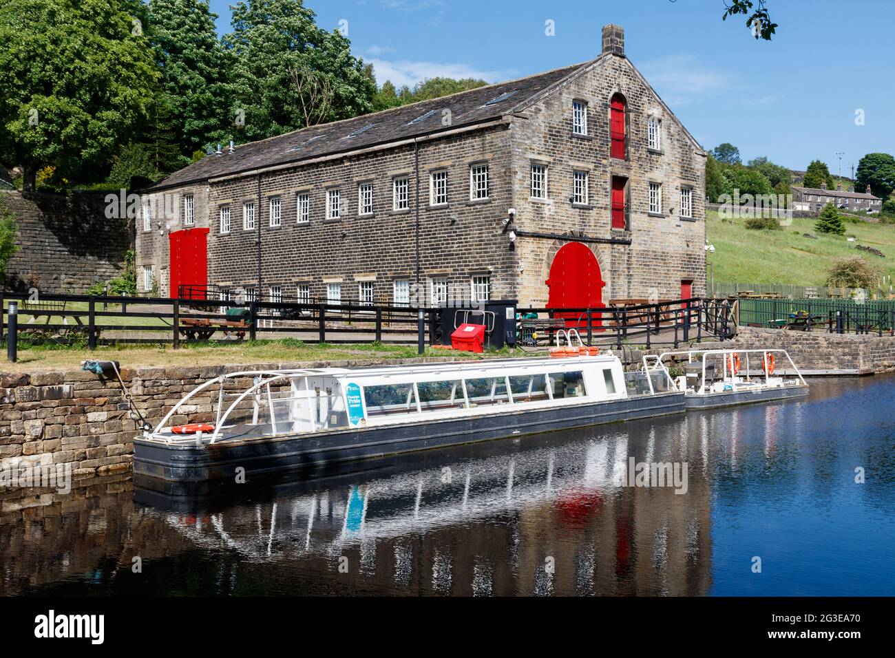 Huddersfield narrow canal hi-res stock photography and images - Alamy