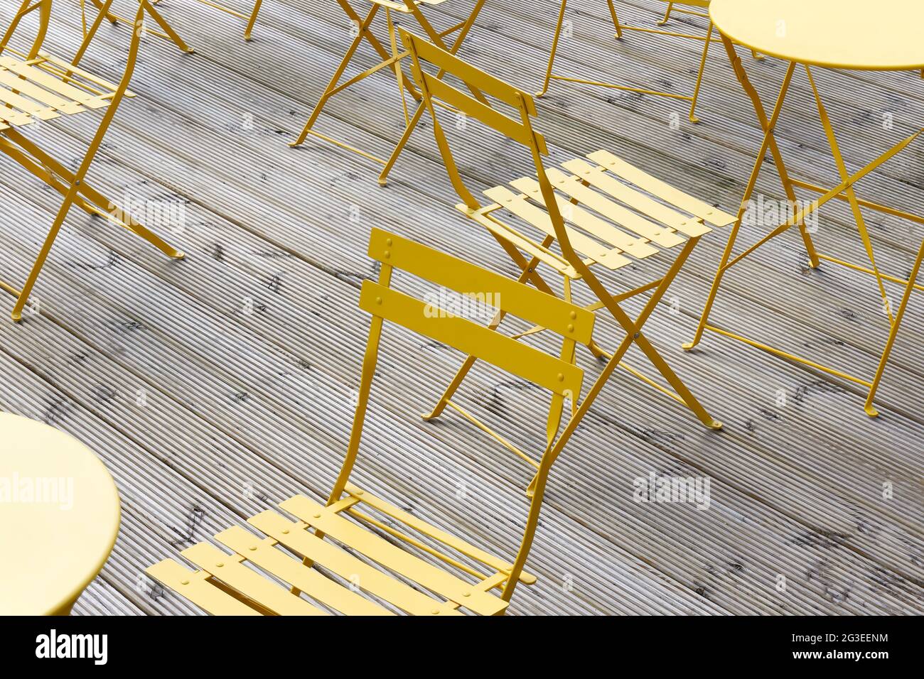 Empty deck chair hi-res stock photography and images - Alamy