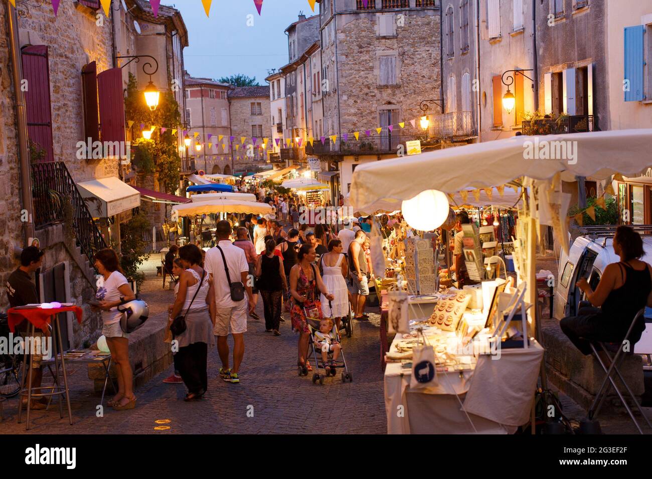 Anemoon vis tuin Somatische cel FRANCE. ARDECHE (07) LES VANS JOUR OF MARKET ON THE PLACE MARCHE NIGHT ONE,  STREET OF THE MARKET Stock Photo - Alamy