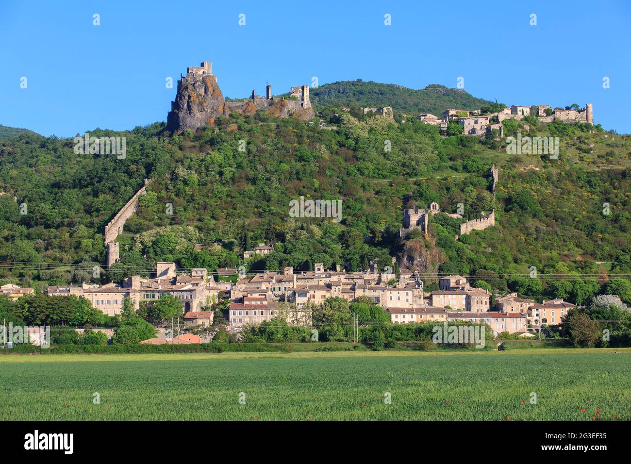 FRANCE. ARDECHE (07) ROCHEMAURE CASTLE AND VILLAGE OF ROCHEMAURE Stock Photo
