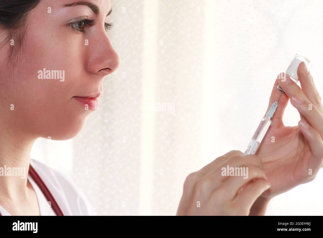 Doctor handling vaccine hi-res stock photography and images - Alamy