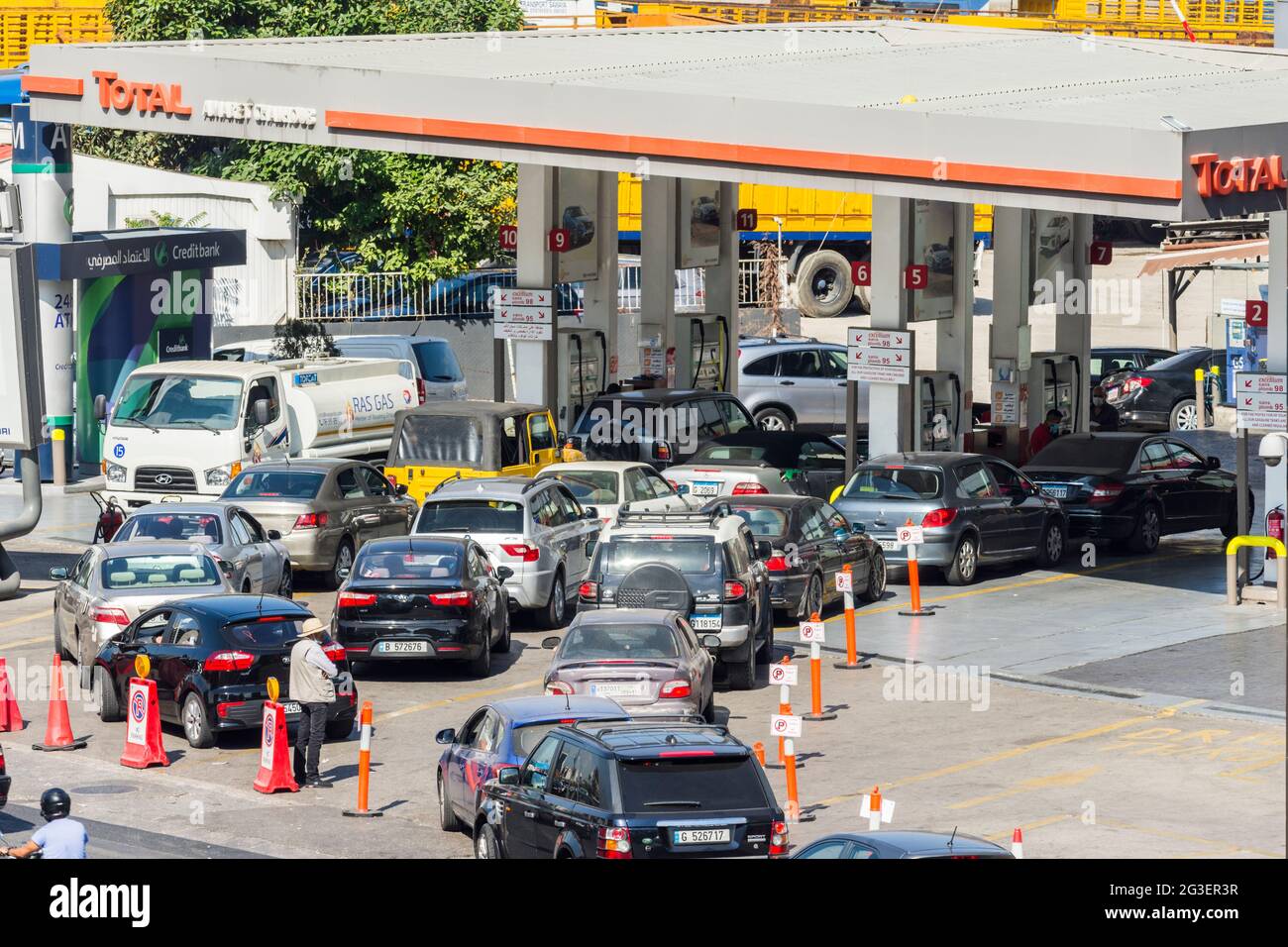 Lebanese drivers queue for hours at gas stations during fuel crisis, Beirut, Lebanon Stock Photo