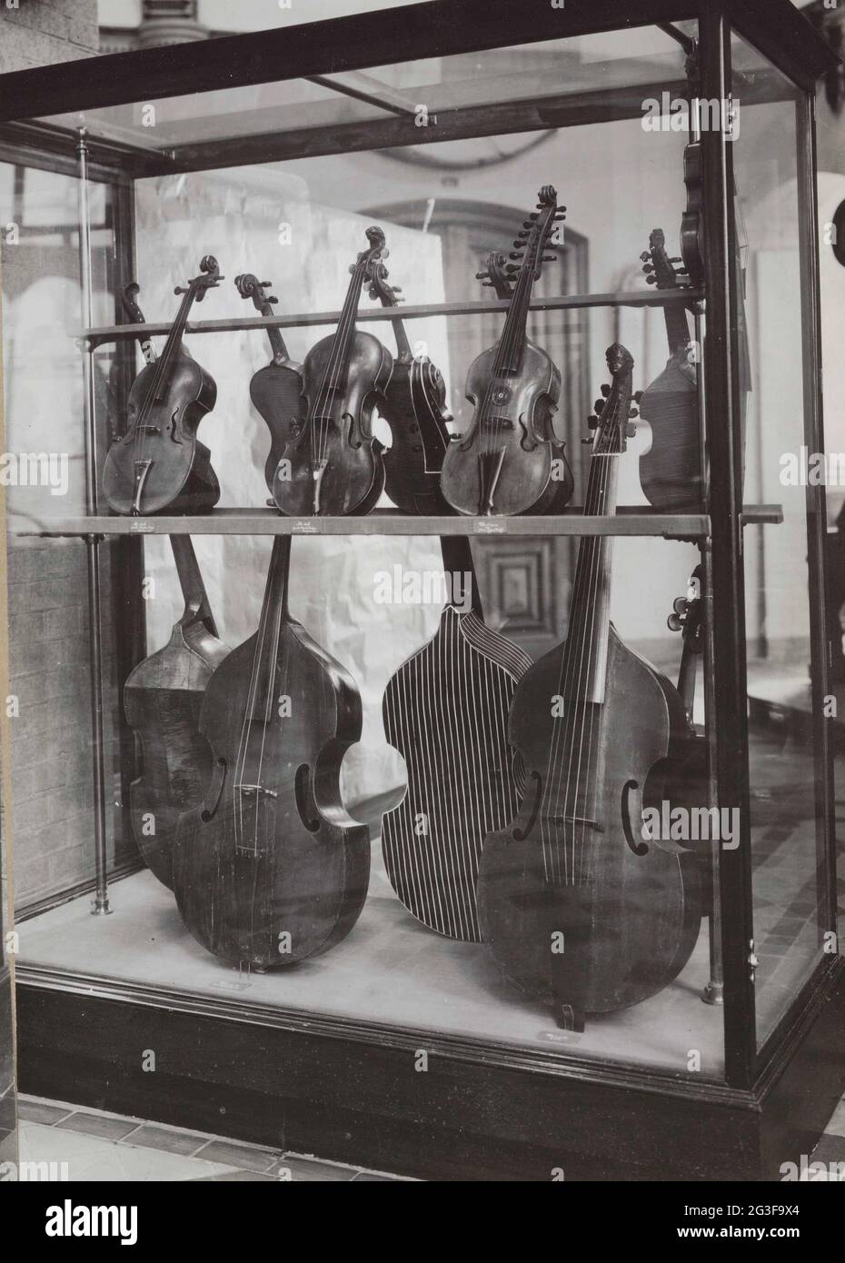 Exhibition music hall variety hi-res stock photography and images - Alamy
