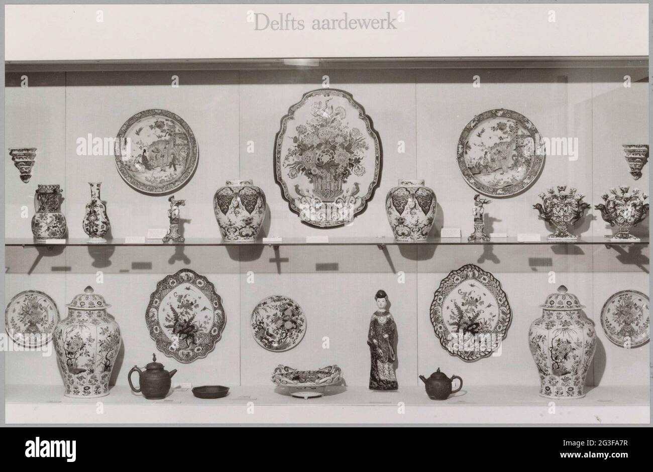 Showcase with objects of delftware (polychrome); Arts industry halls ...