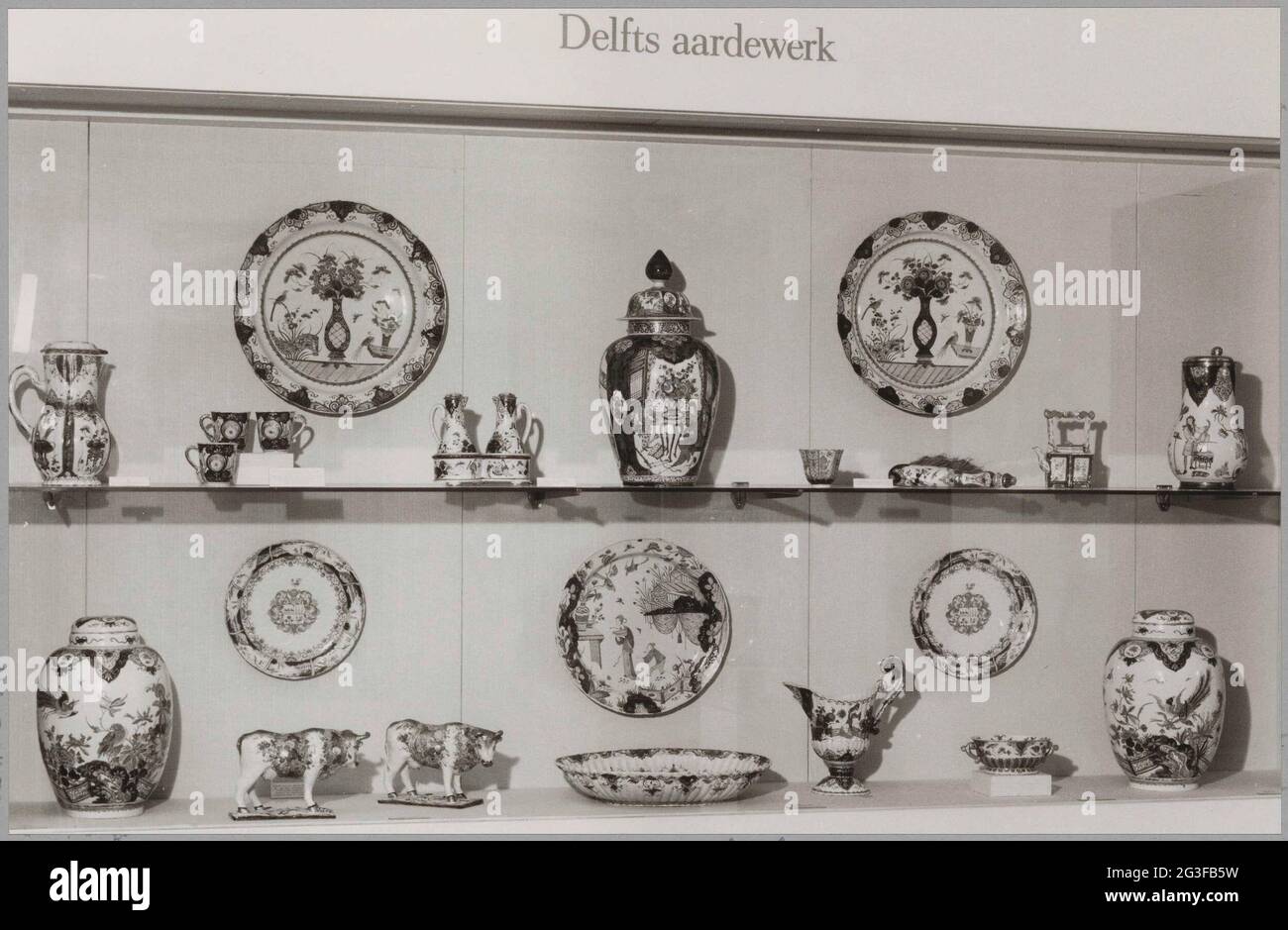 Showcase with objects of delftware (polychrome); Arts industry halls ...