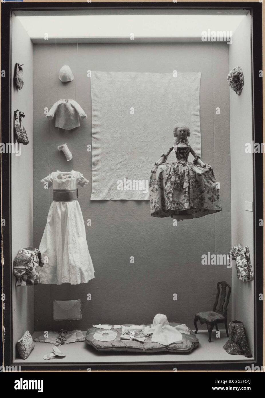Showcase with clothing in miniature format and a doll with a Robe à la  Française; Halls of crafts 1962. Vitrine was possible in room 30, in the  basement of the installation of