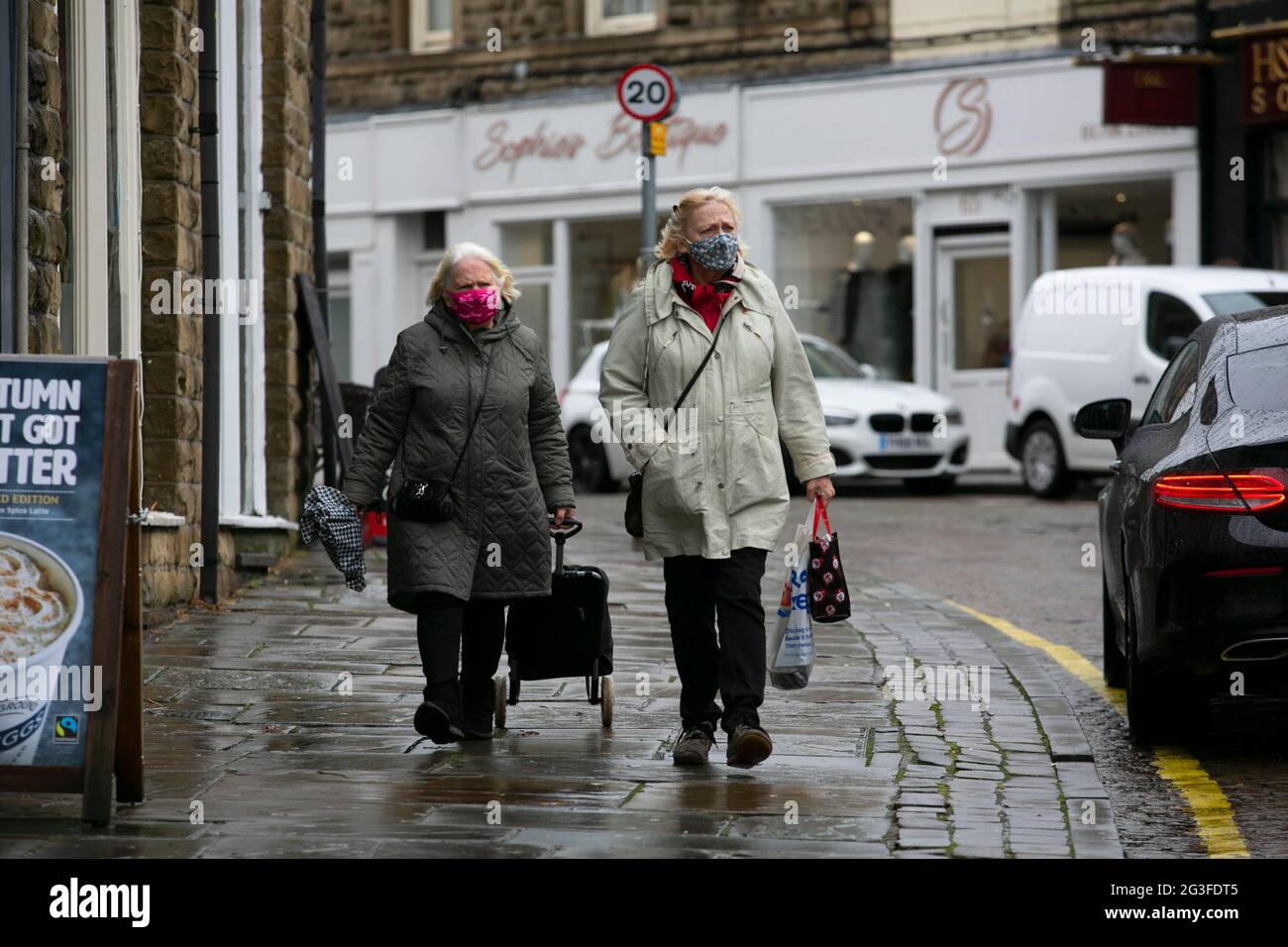 Elderly women wearing face masks hi-res stock photography and images ...