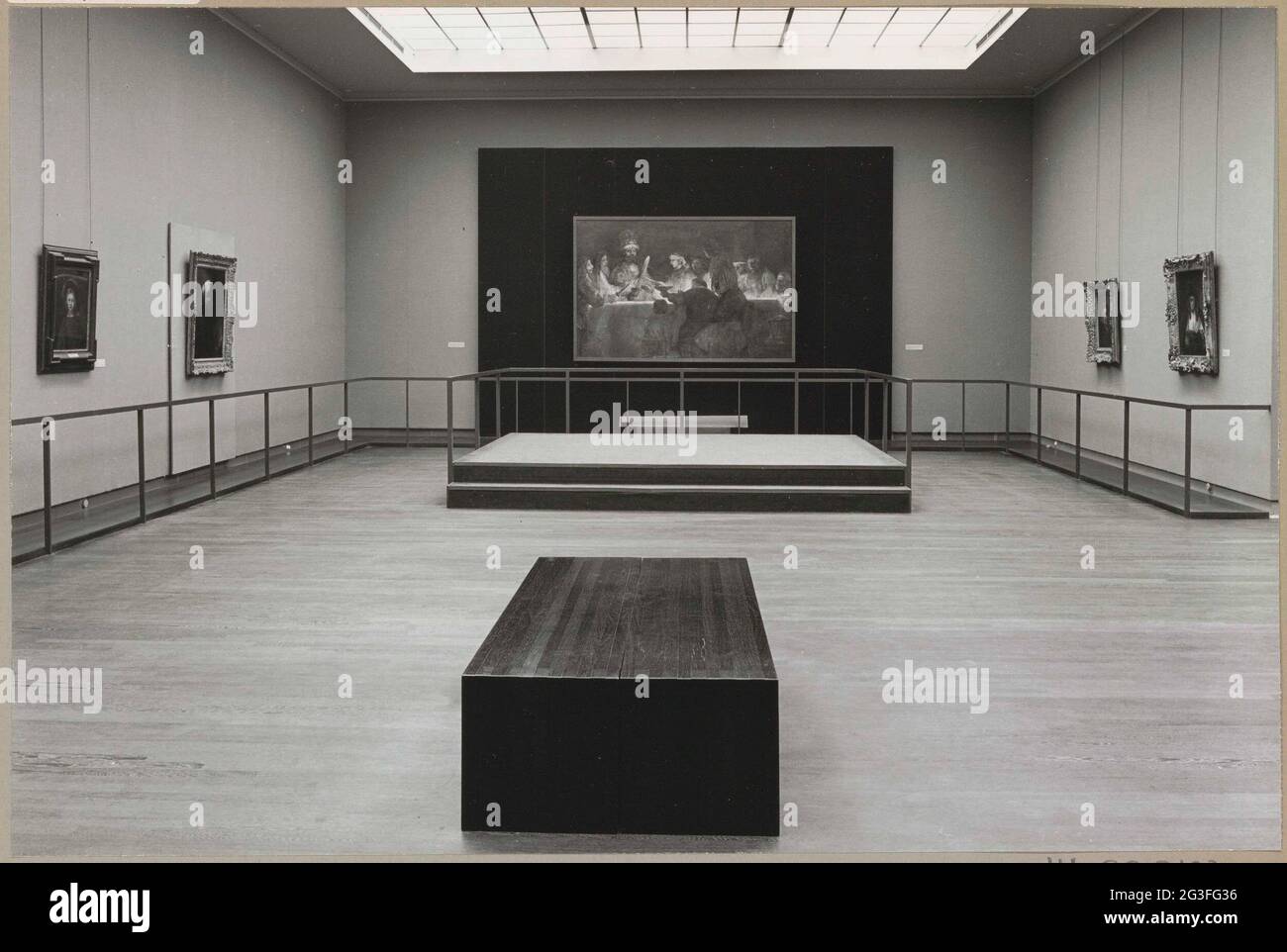 Room with five paintings, an increase and a bank for visitors