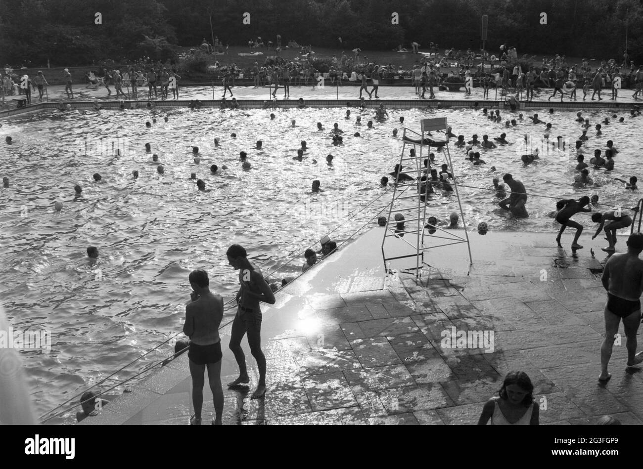 Bathing Lido Open air Swimming Pool Bathers In The Open air Swimming Pool Hamburg Blankenese 