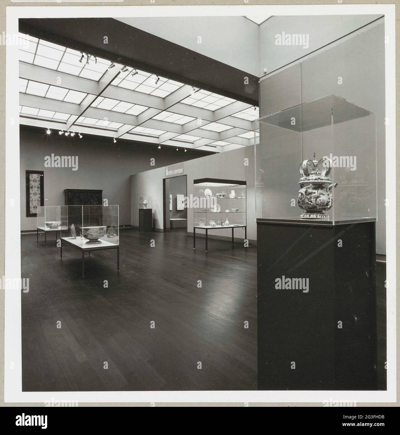 Room with various objects in showcases; Exhibition English Delft ...