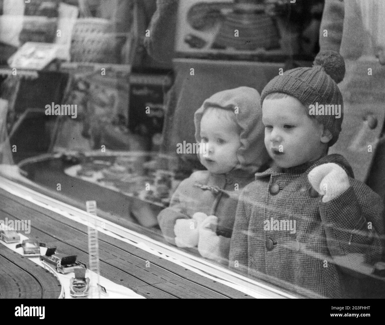 trade, shopping, window-shopping, children window shopping, 1960s, ADDITIONAL-RIGHTS-CLEARANCE-INFO-NOT-AVAILABLE Stock Photo