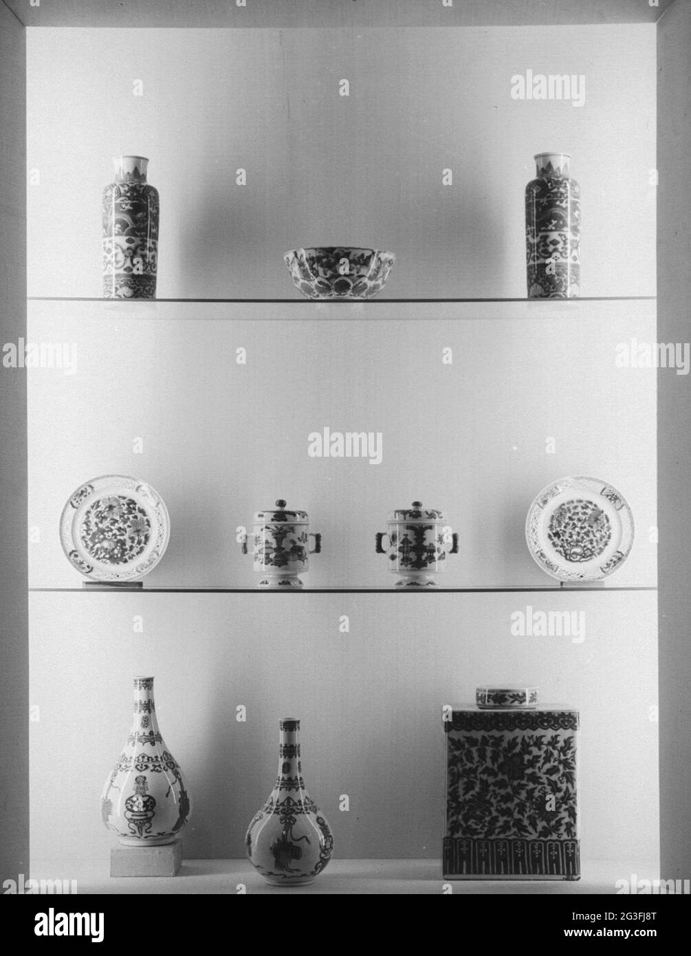 Blue and white chinese vases Black and White Stock Photos & Images - Alamy