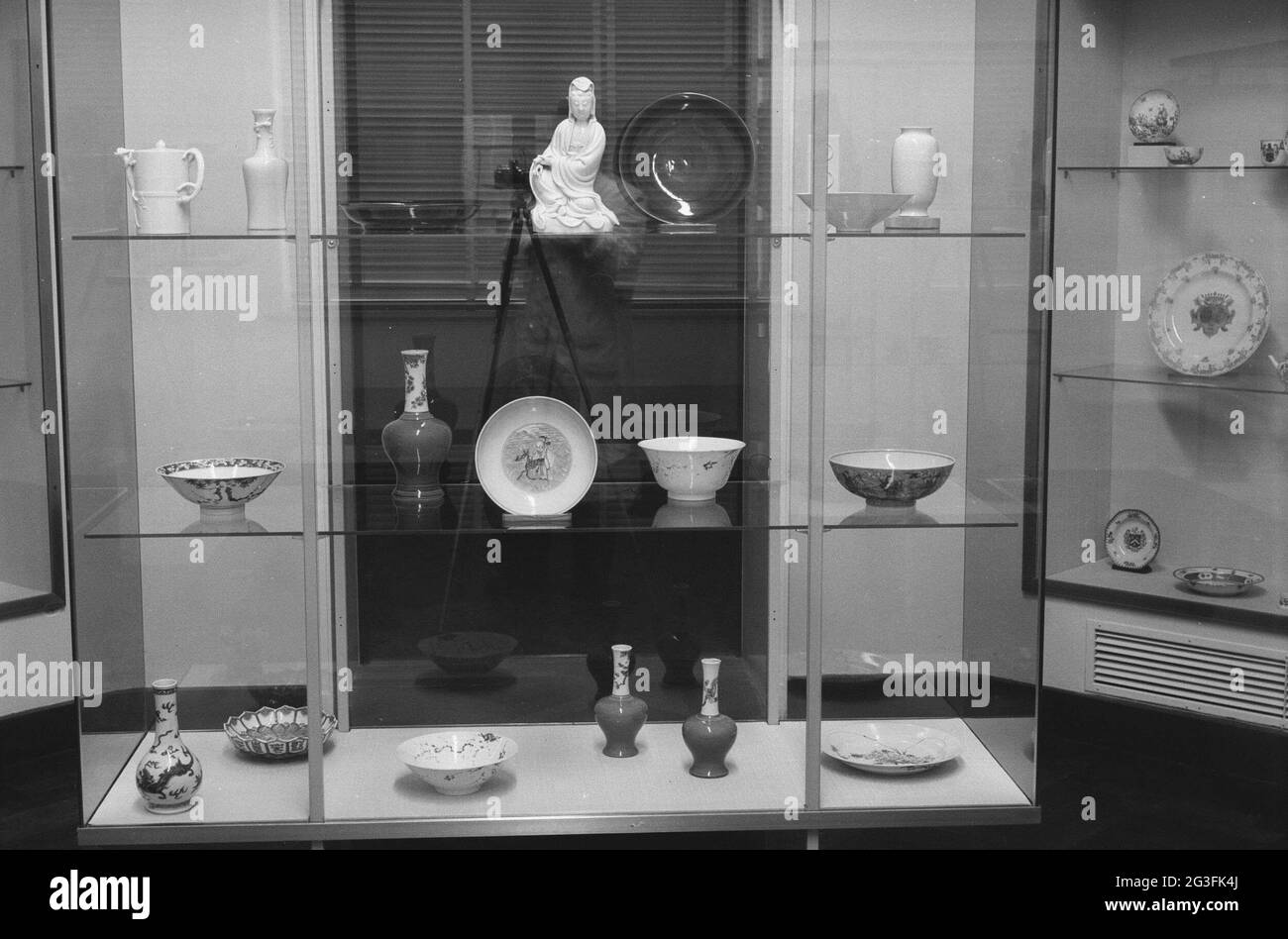 Showcase with chinese porcelain including vases, bowls and a statue