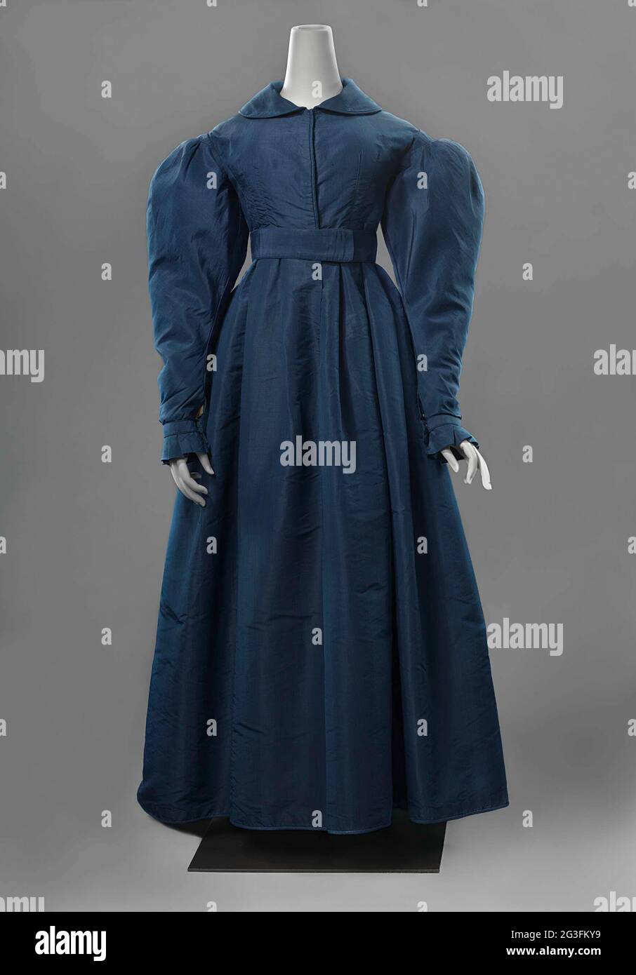 Redingote with legofmutton sleeves. With the dropped shoulder and puffy legofmutton sleeves