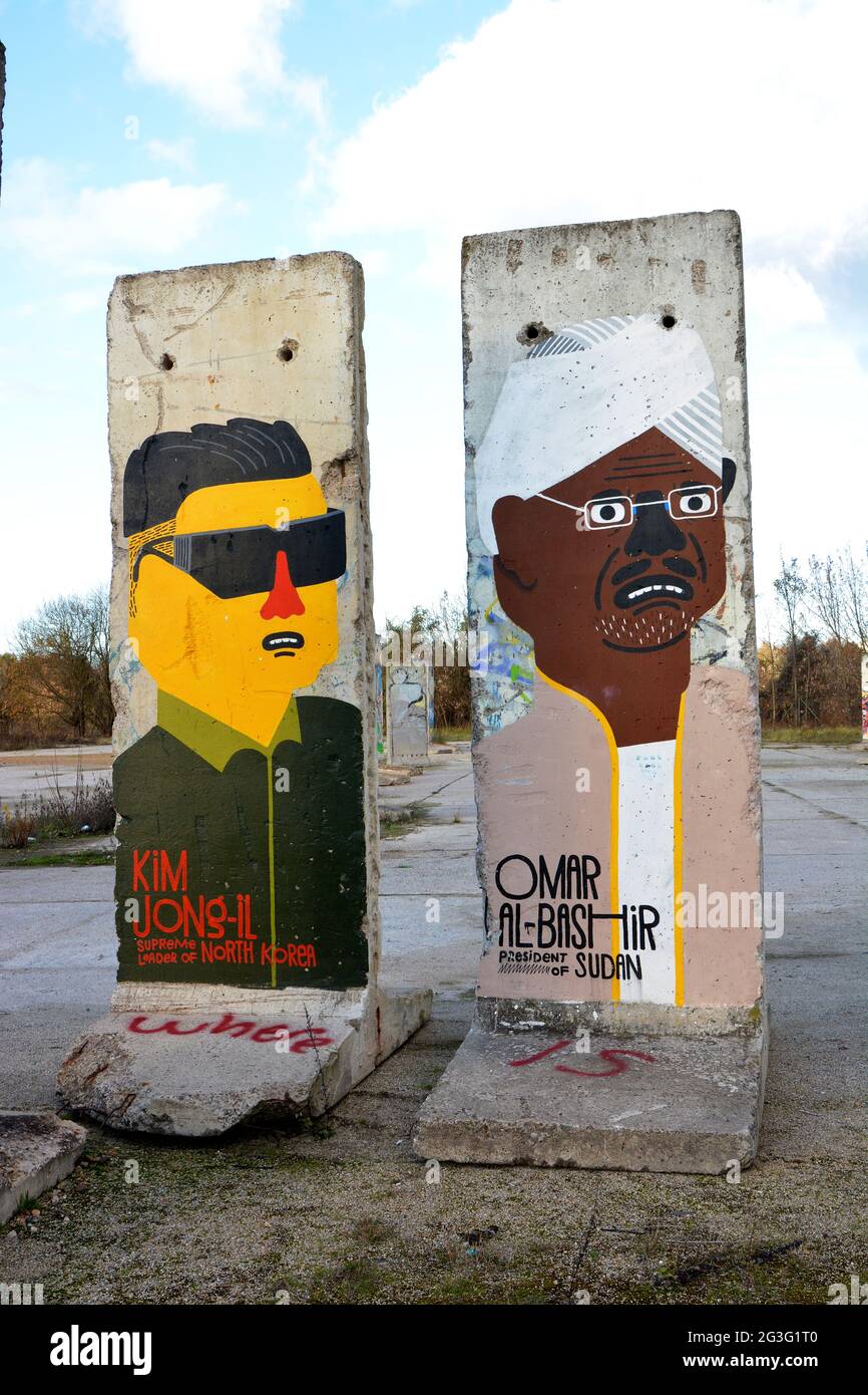 Mauerteil mit der Darstellung Kim Jong-Il und Omar Al-Bashir Stock Photo