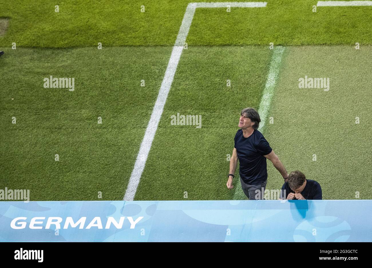 Trainer Joachim Löw (Deutschland) und Co Trainer Marcus Sorg (Deutschland) enttäuscht  Frankreich - Deutschland München, 15.06.2021, Fussball, Saison Stock Photo