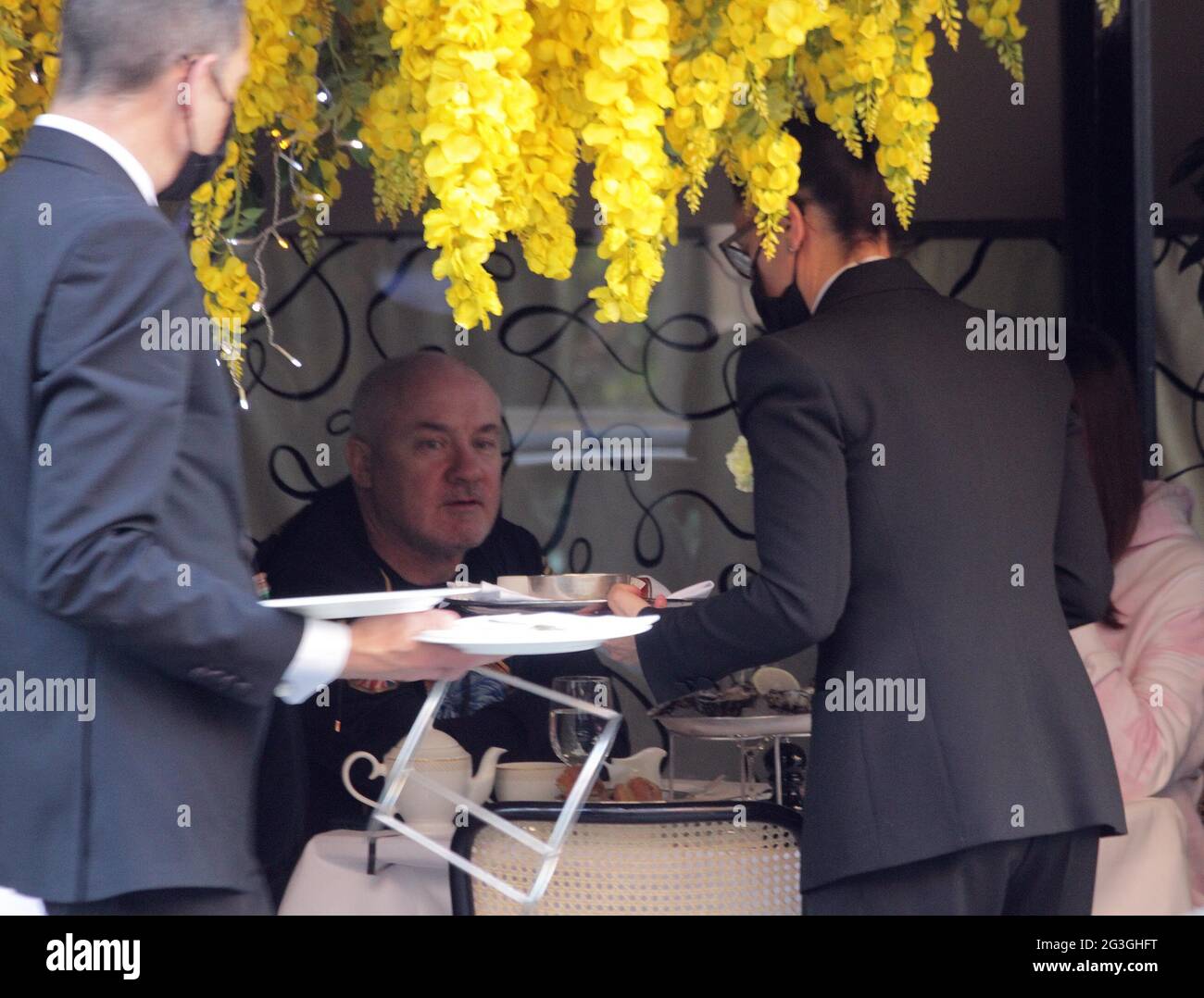 elen rivas and Damien Hirst were at Scotts eating outside 15 june 21