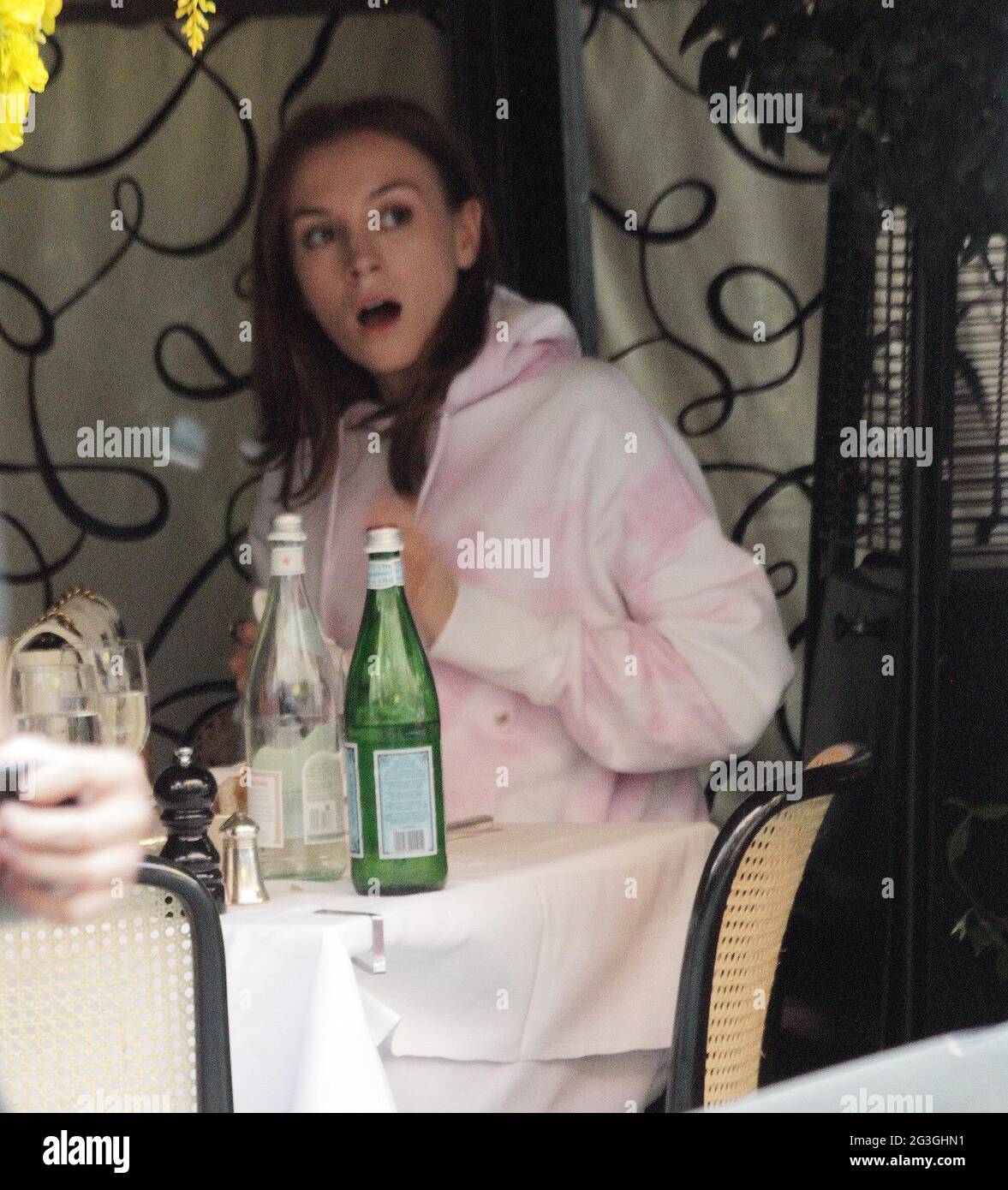 elen rivas and Damien Hirst were at Scotts eating outside 15 june 21