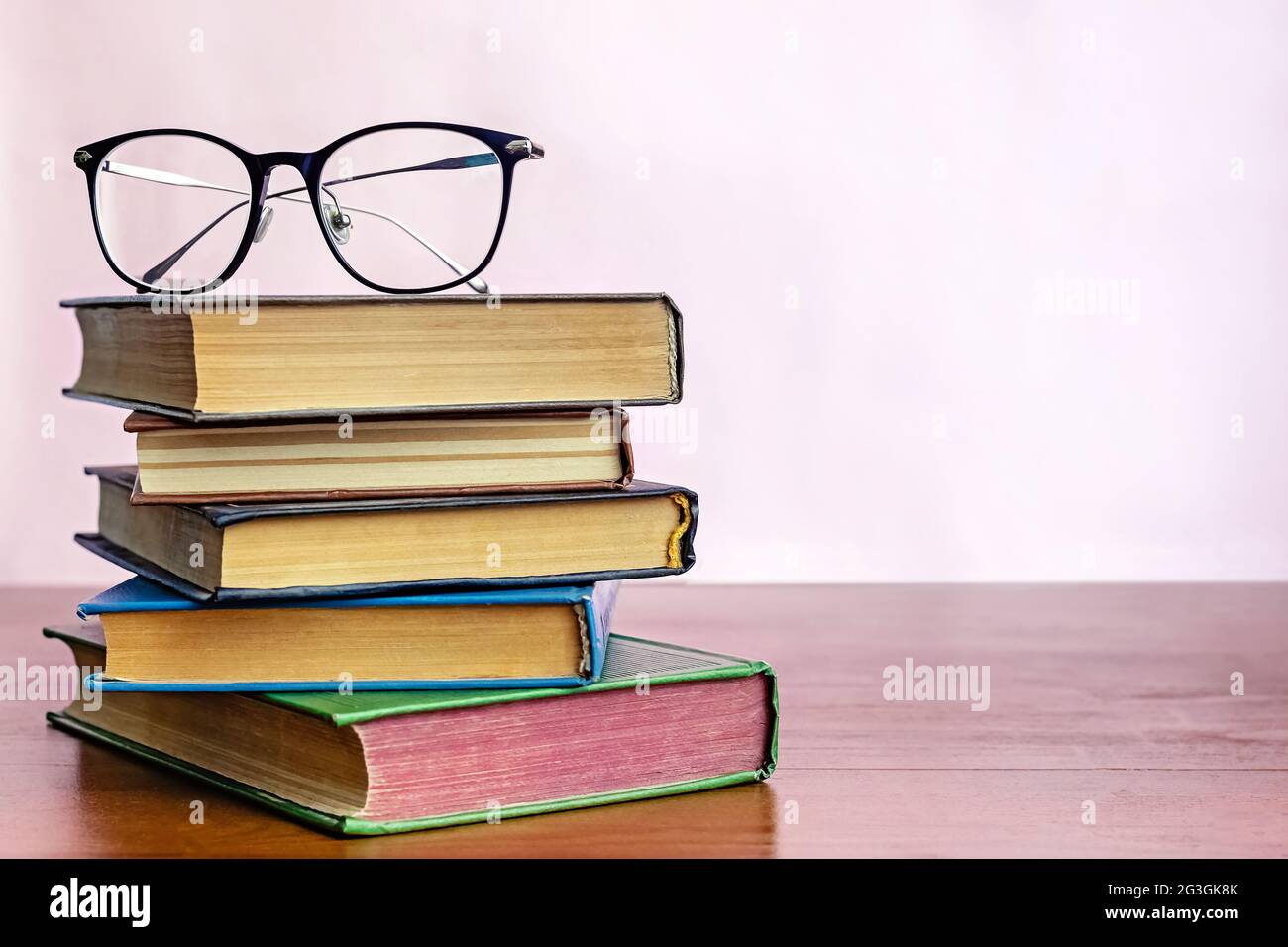 ovn Indbildsk bid Stack of books with reading glasses on top Stock Photo - Alamy