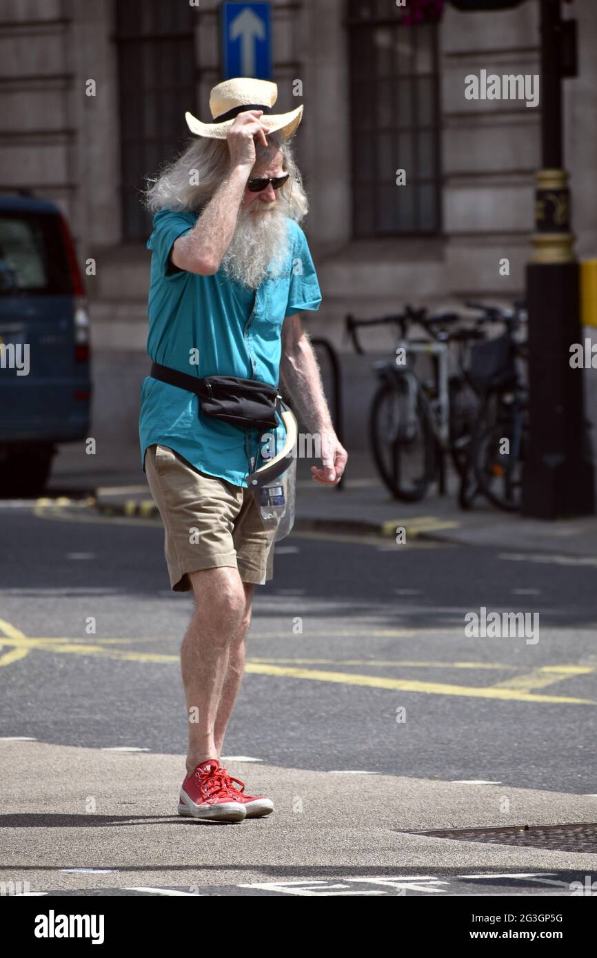 London, UK. 16th June, 2021. Sunny day in West End. Credit: JOHNNY ARMSTEAD/Alamy Live News Stock Photo