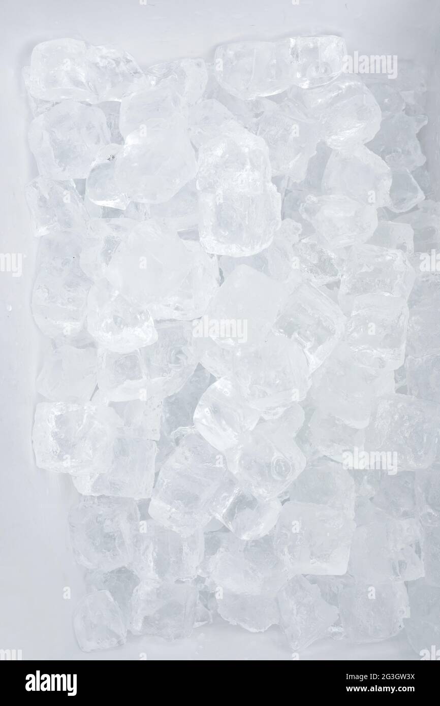 Ice background. Top view of small ice cubes Stock Photo - Alamy