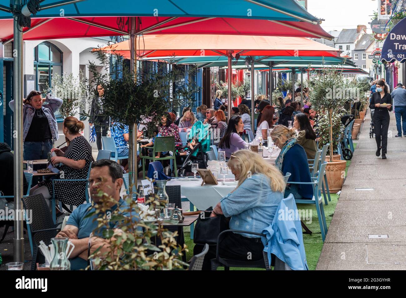 Cork, Ireland. 16th June, 2021. Many people took advantage of the good weather today and availed of outdoor eating around Cork city centre. Only outdoor eating is allowed presently due to COVID-19 restrictions. Credit: AG News/Alamy Live News Stock Photo