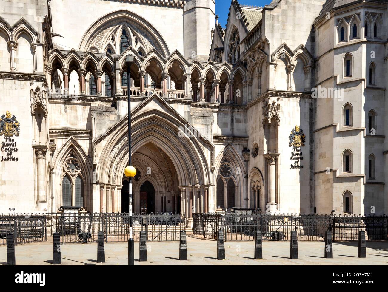 LONDON ENGLAND ROYAL COURTS OF JUSTICE OR LAW COURTS THE STRAND MAIN ENTRANCE Stock Photo
