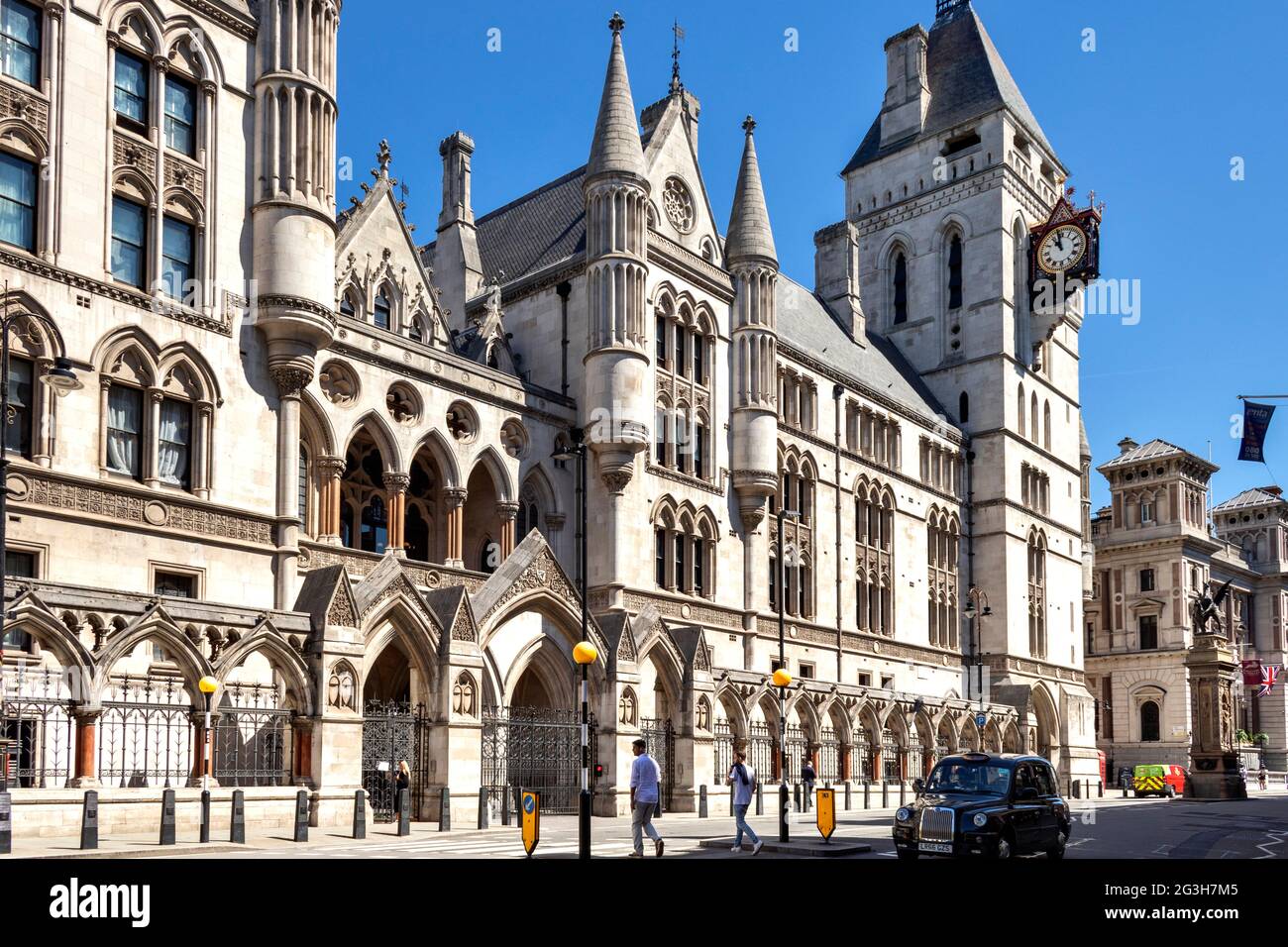 LONDON ENGLAND ROYAL COURTS OF JUSTICE OR LAW COURTS THE STRAND THE BUILDING AND CLOCK TOWER Stock Photo