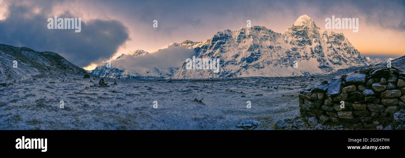 Nepal himalayas valley hi-res stock photography and images - Alamy