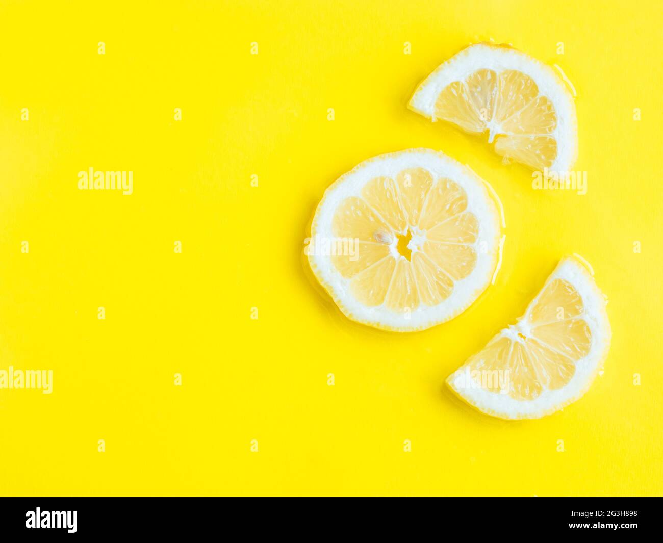 Intense yellow lemon citrus slice in water, texture summer background ...