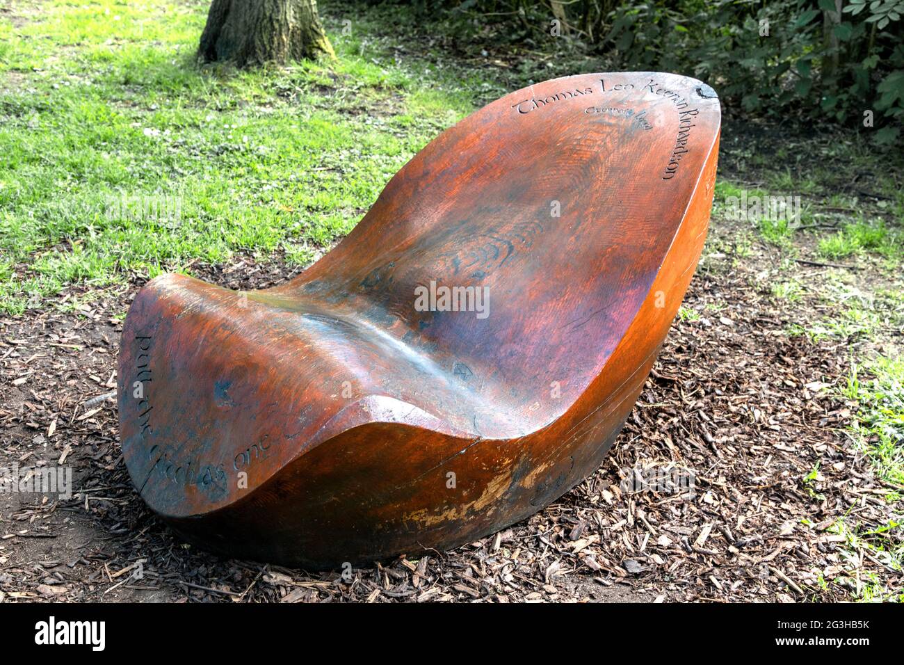 A memorial Redwood 'skywatch' seat toTom Richardson , who played in the Norwich band Uncle Stash. Located near Cow Tower Norwich. Stock Photo