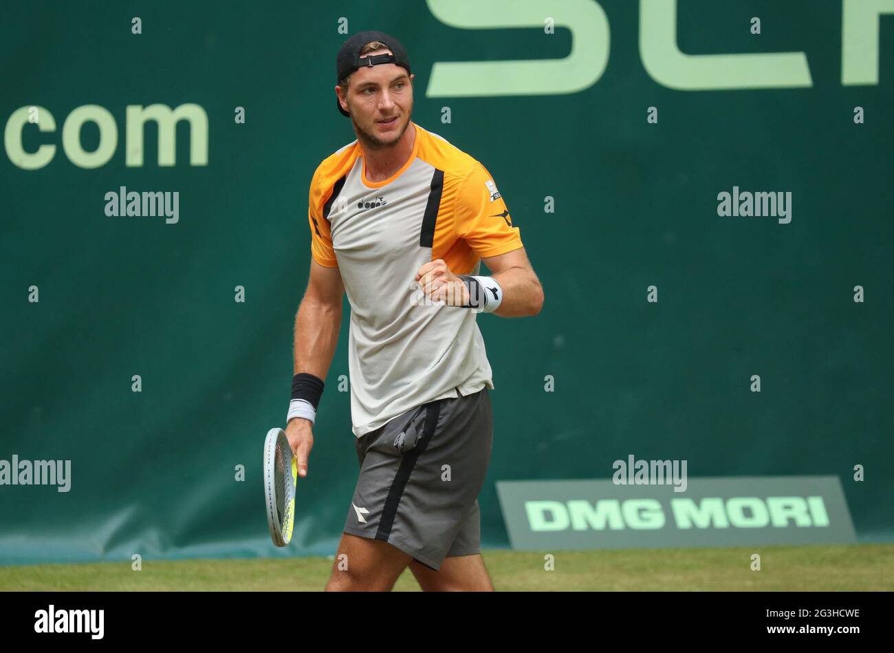 Halle, Germany. 16th June, 2021. Tennis: ATP Tour Singles, Men, Round of  16, Struff (Germany) - Giron (USA). Jan-Lennard Struff clenches his fist.  Credit: Friso Gentsch/dpa/Alamy Live News Stock Photo - Alamy