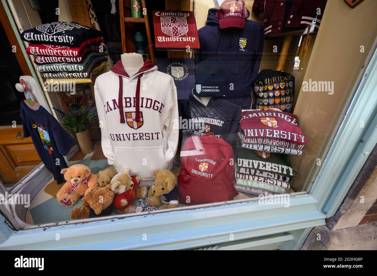 Cambridge University souvenirs and clothing in a shop window Stock Photo Alamy