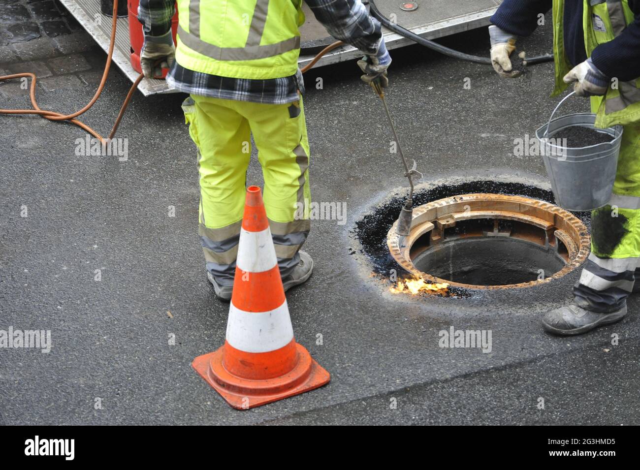 Asphalt Racker Road worker raking hot asphalt Stock Photo - Alamy