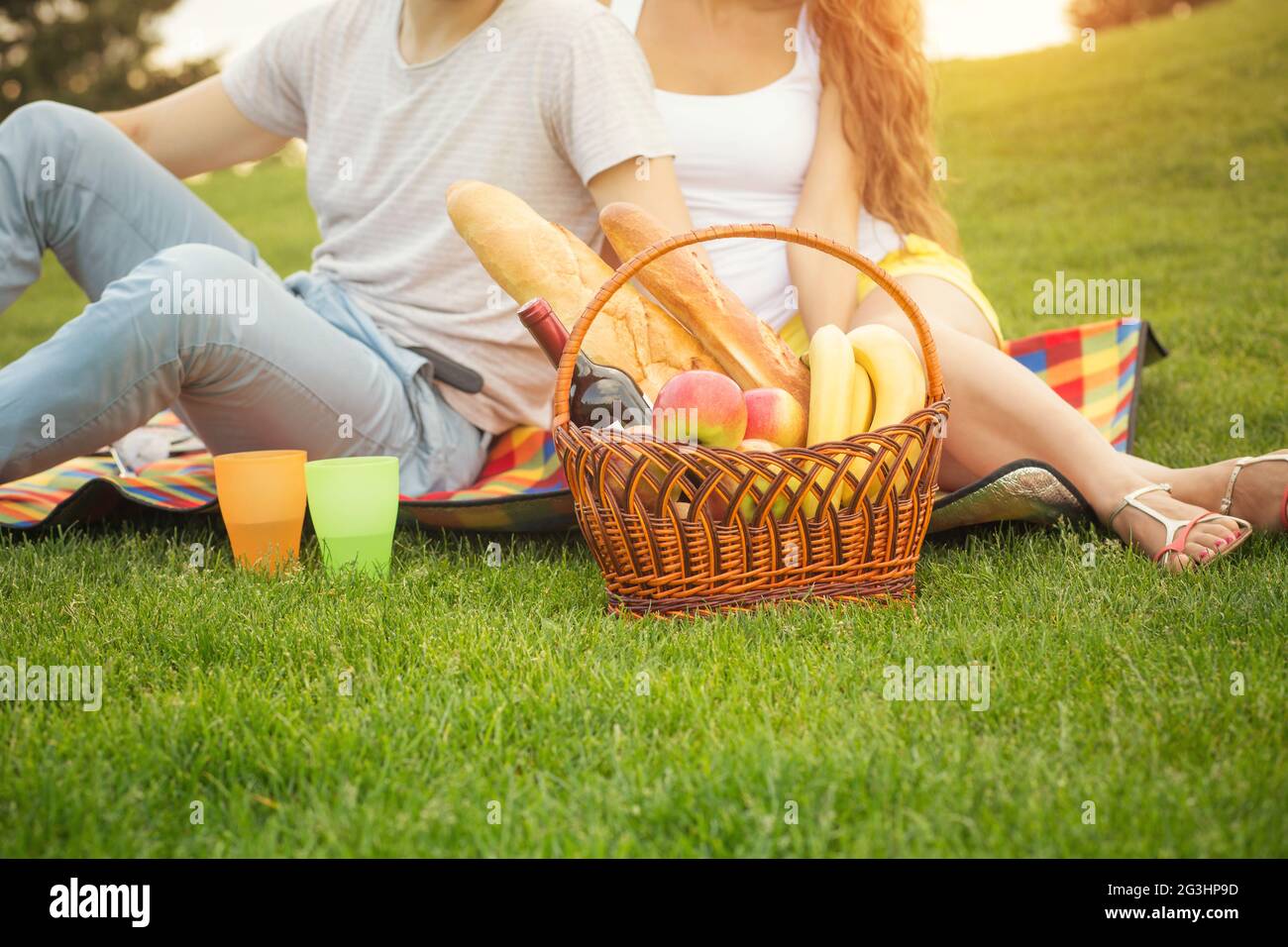 Couple picnic field hi-res stock photography and images - Alamy