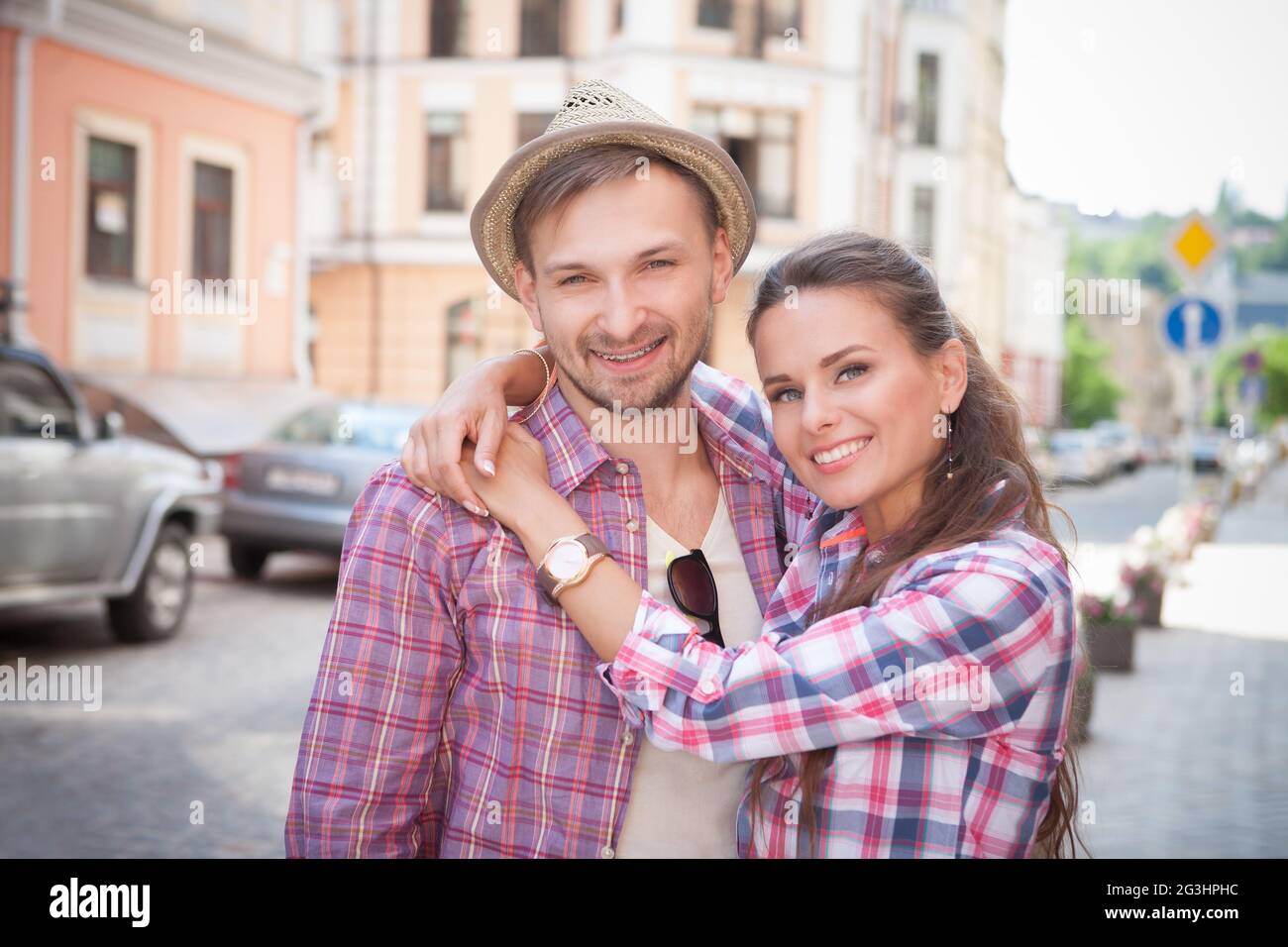 Couple city hi-res stock photography and images - Alamy