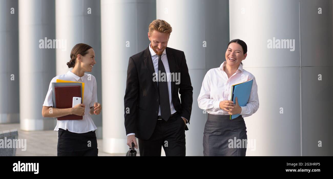 Business people walking Stock Photo - Alamy