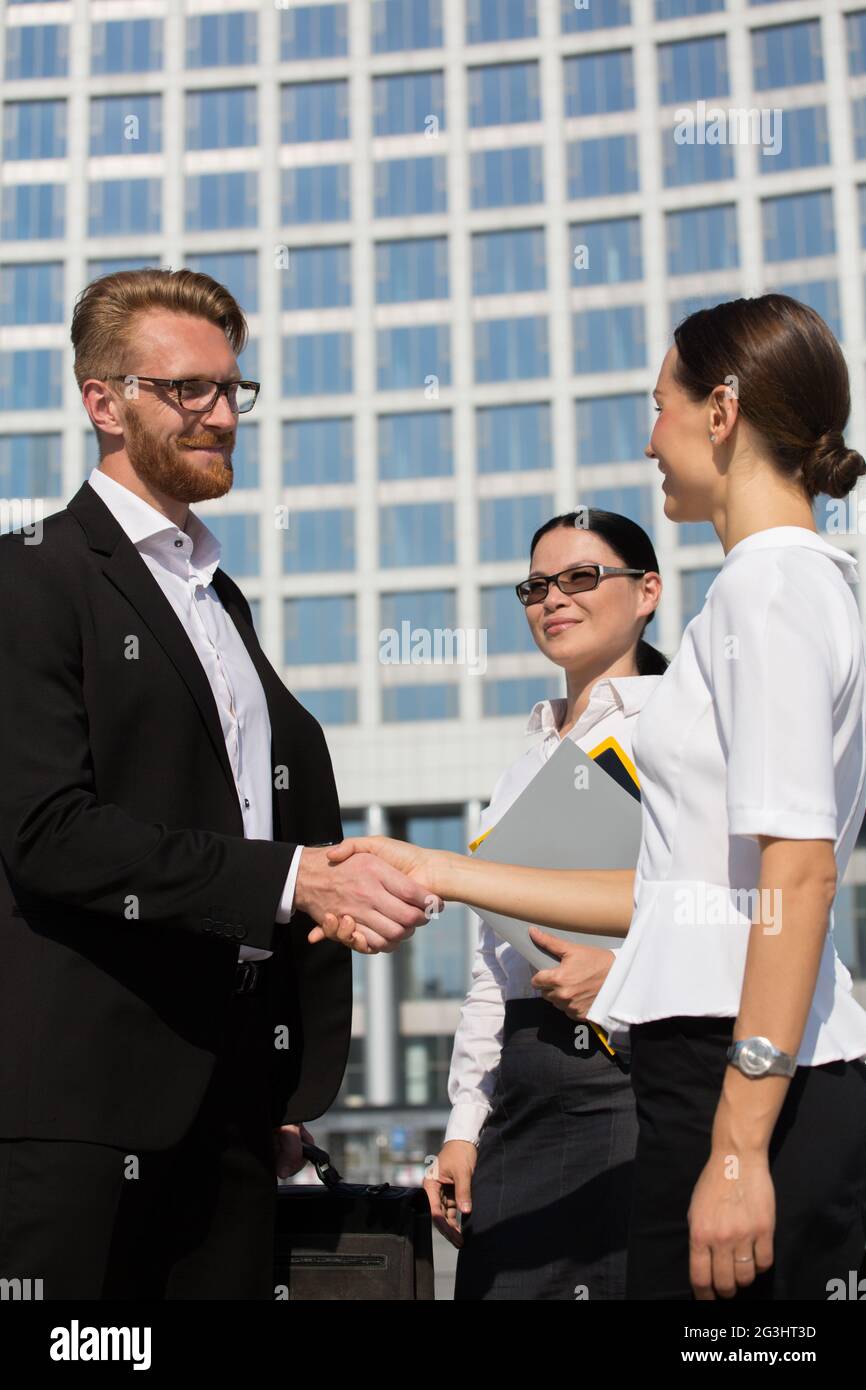 Handshaking hires stock photography and images Alamy
