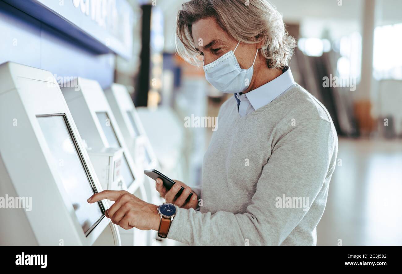 Man using self service hi-res stock photography and images - Alamy