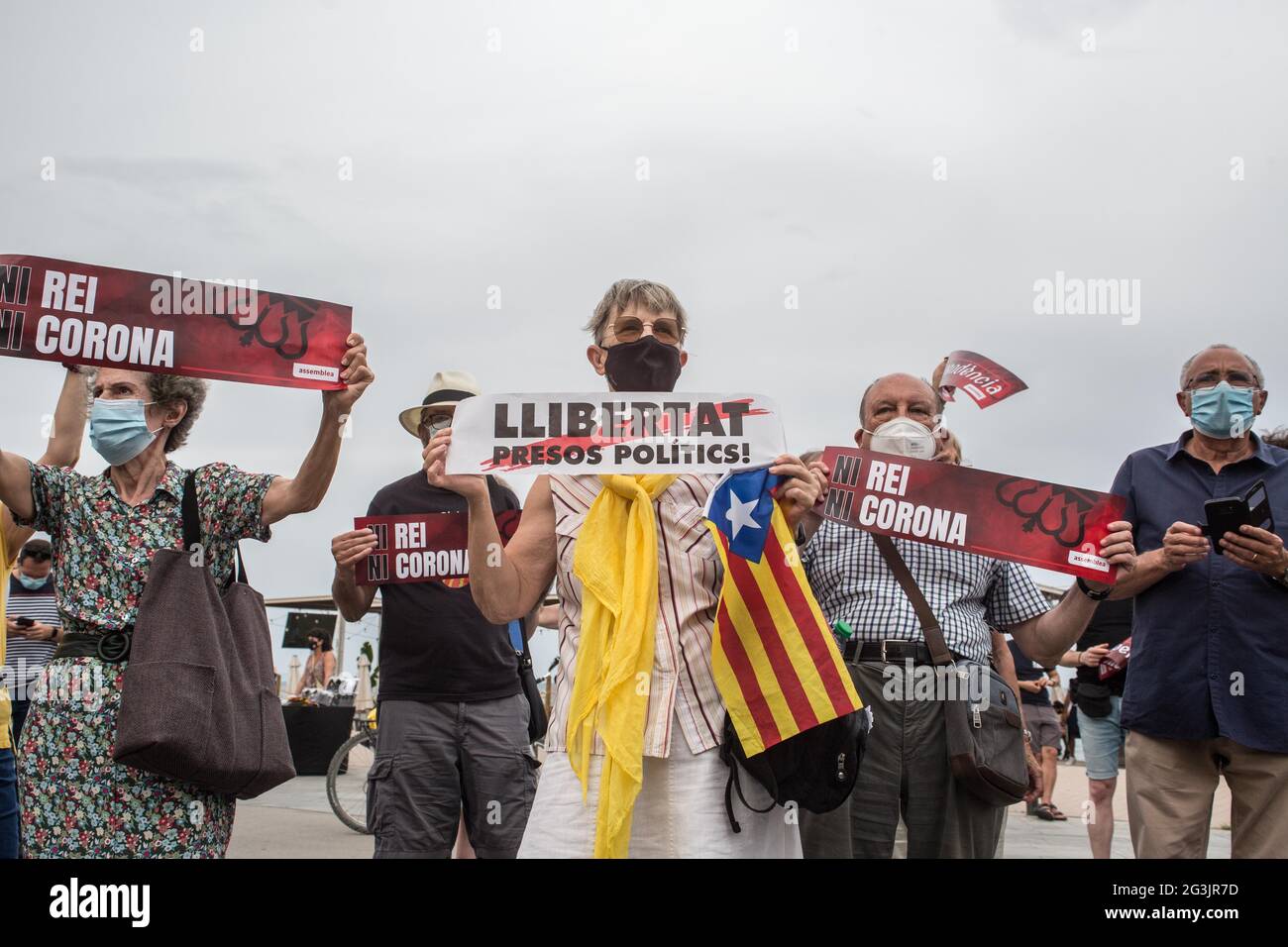 A protester with the Catalan independence flag holding a placard that reads, freedom political prisoners, during the demonstration.The Catalan association that aims at achieving the political independence of Catalonia, the Catalan National Assembly (ANC), has called a demonstration on Barceloneta close to Hotel W Barcelona where the Spanish king, Felipe VI attends the inaugural dinner of the Annual Meeting of the Barcelona business organization, Circulo de Economia (Economy Circle), to protest the presence of the monarch in the Catalan capital. The protesters have burned a large photo of Felip Stock Photo