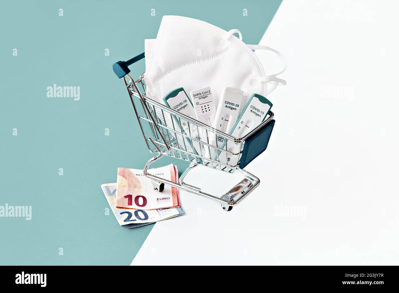 Cost of shnelltest, rapid corona test in German language. Shopping cart with covid 19 antigen tests and money. Concept to illustrate mismanagement Stock Photo