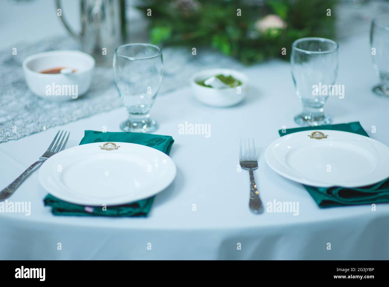 Closeup shot empty table hi-res stock photography and images - Alamy