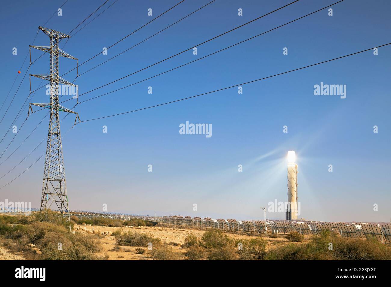 Ashalim solar power station in the Negev desert. Adjustable reflecting mirrors focus the sun's rays onto a boiler on top of 250m tall solar tower Stock Photo