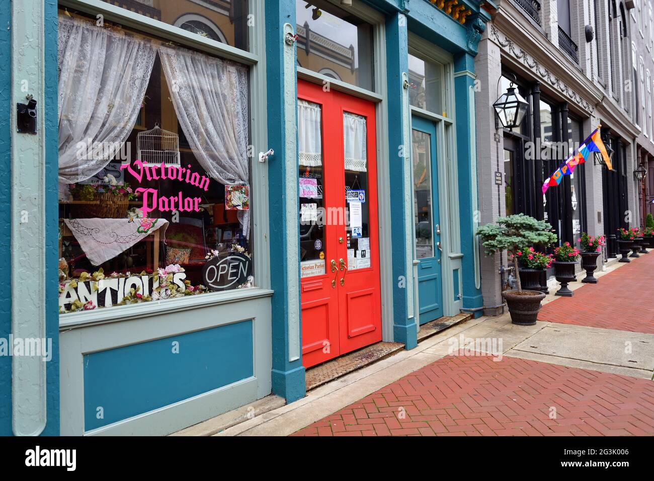 Paducah, Kentucky, USA. Shops and stores along Broadway Street in the