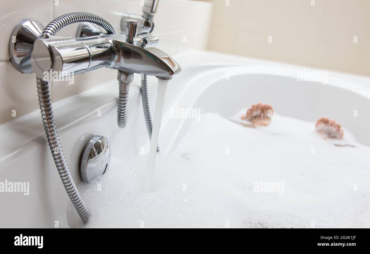 Feet in bathtub hires stock photography and images Alamy