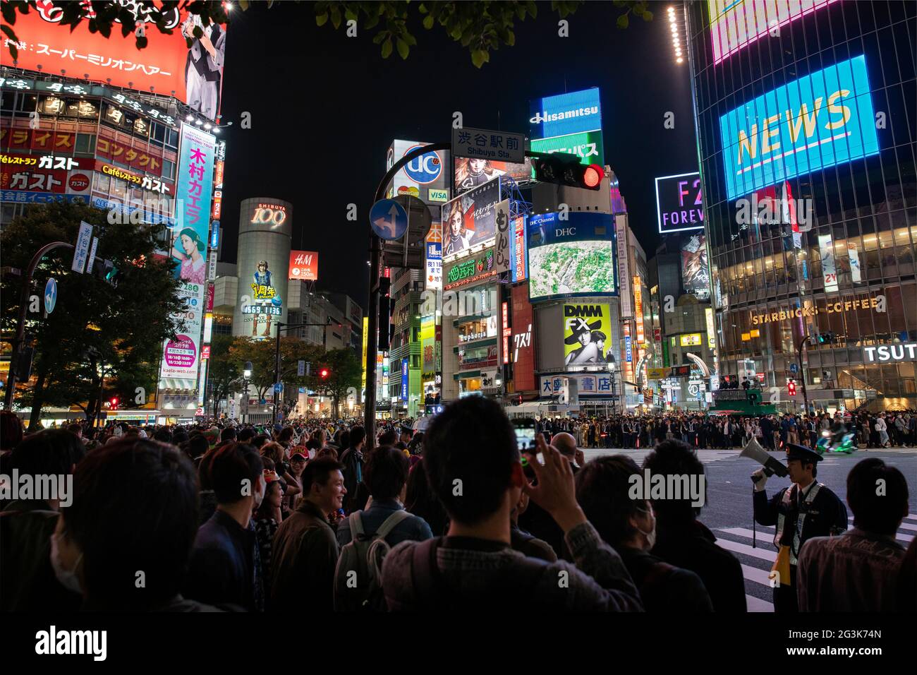Shibuya scramble crossing tokyo night hi-res stock photography and ...