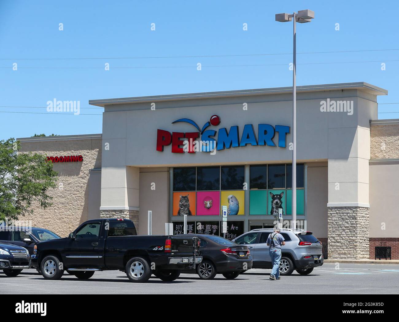 Selinsgrove, Pennsylvania, USA. 16th June, 2021. A PetSmart store is seen at Monroe Marketplace in Pennsylvania. Credit: Paul Weaver/SOPA Images/ZUMA Wire/Alamy Live News Stock Photo