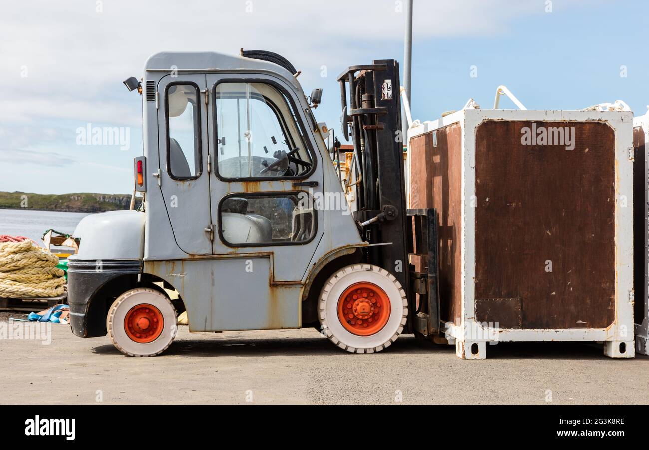 Counterbalance forklift truck hi-res stock photography and images - Alamy