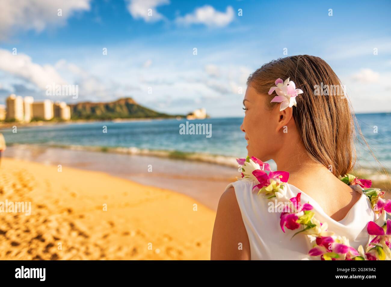Hawaii flowers necklace hi-res stock photography and images - Alamy