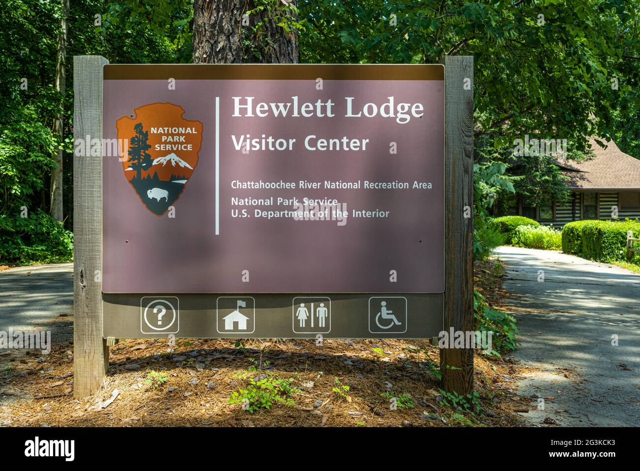 Hewlett Lodge Visitor Center at Island Ford Park within the Chattahoochee River National Recreation Area in Sandy Springs, Georgia. (USA) Stock Photo
